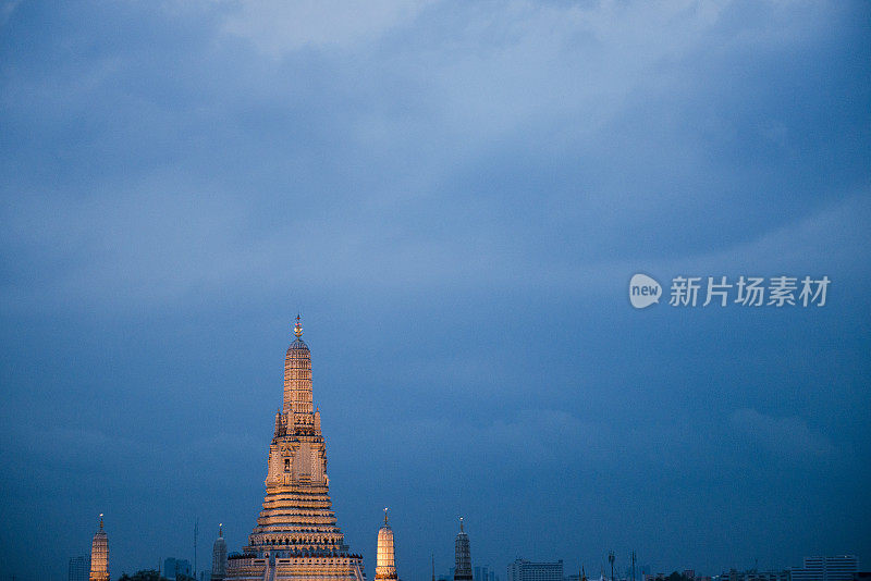 夜景照明Wat Arun曼谷泰国佛教寺庙